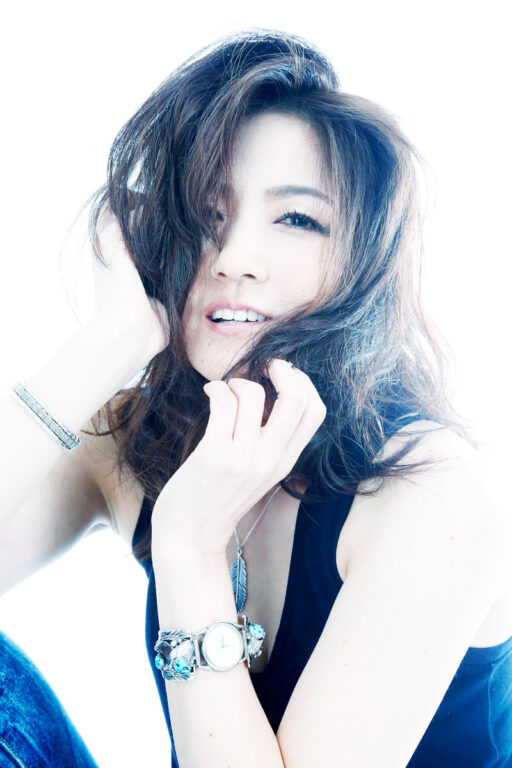 ソフトヌード　　作品性を高めたプロフィール写真です　スタジオ撮影