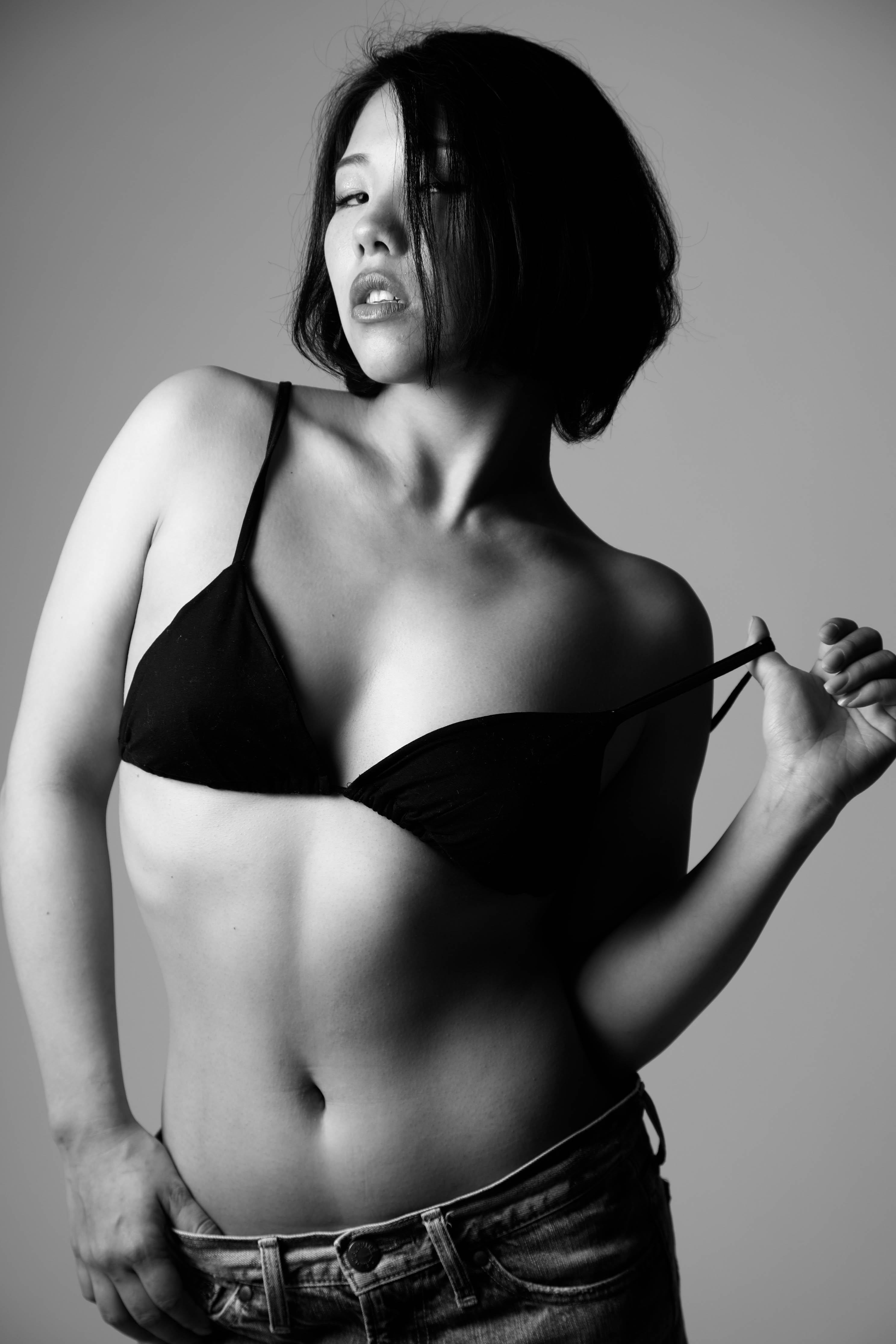 ソフトヌード　　作品性を高めたプロフィール写真です　スタジオ撮影