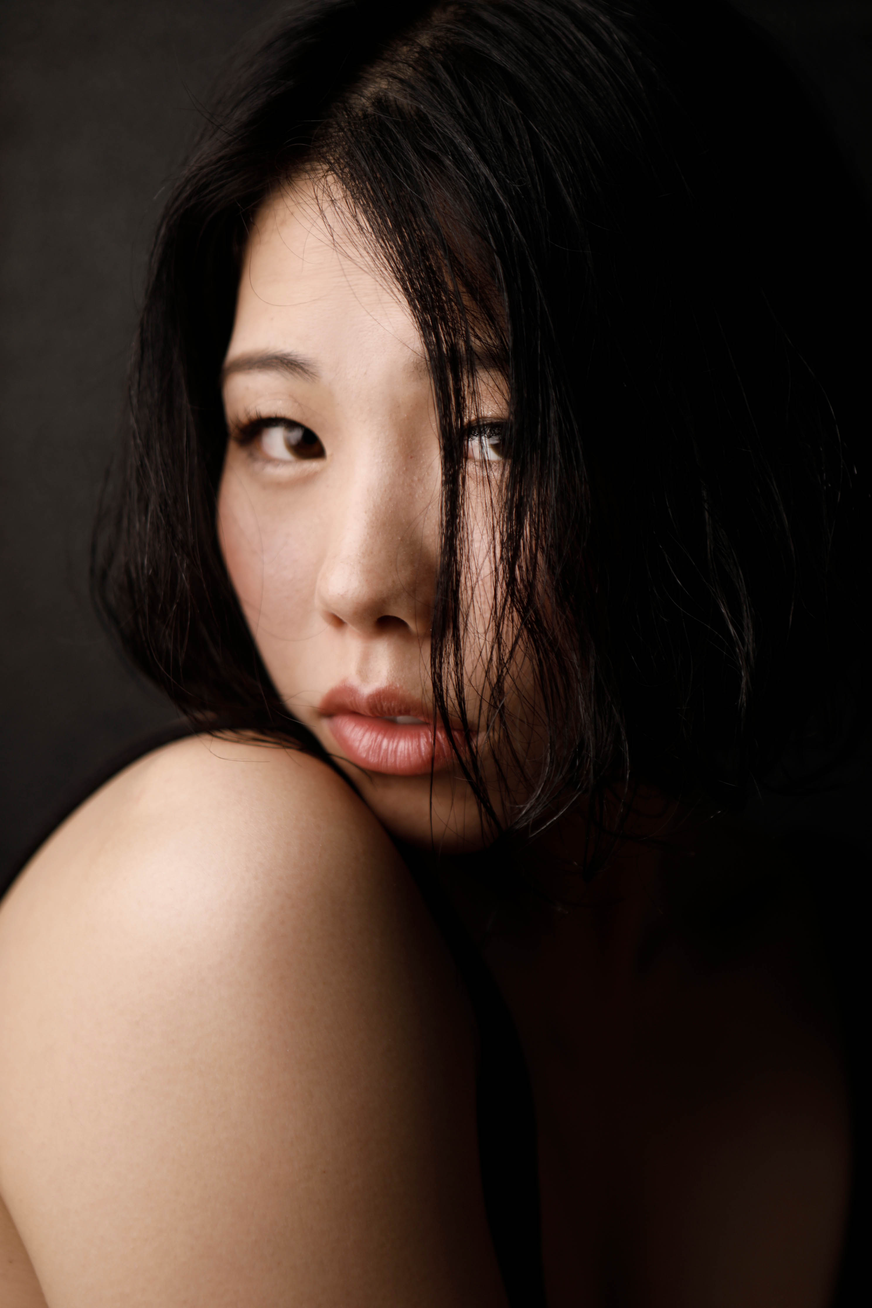 ソフトヌード　　作品性を高めたプロフィール写真です　スタジオ撮影