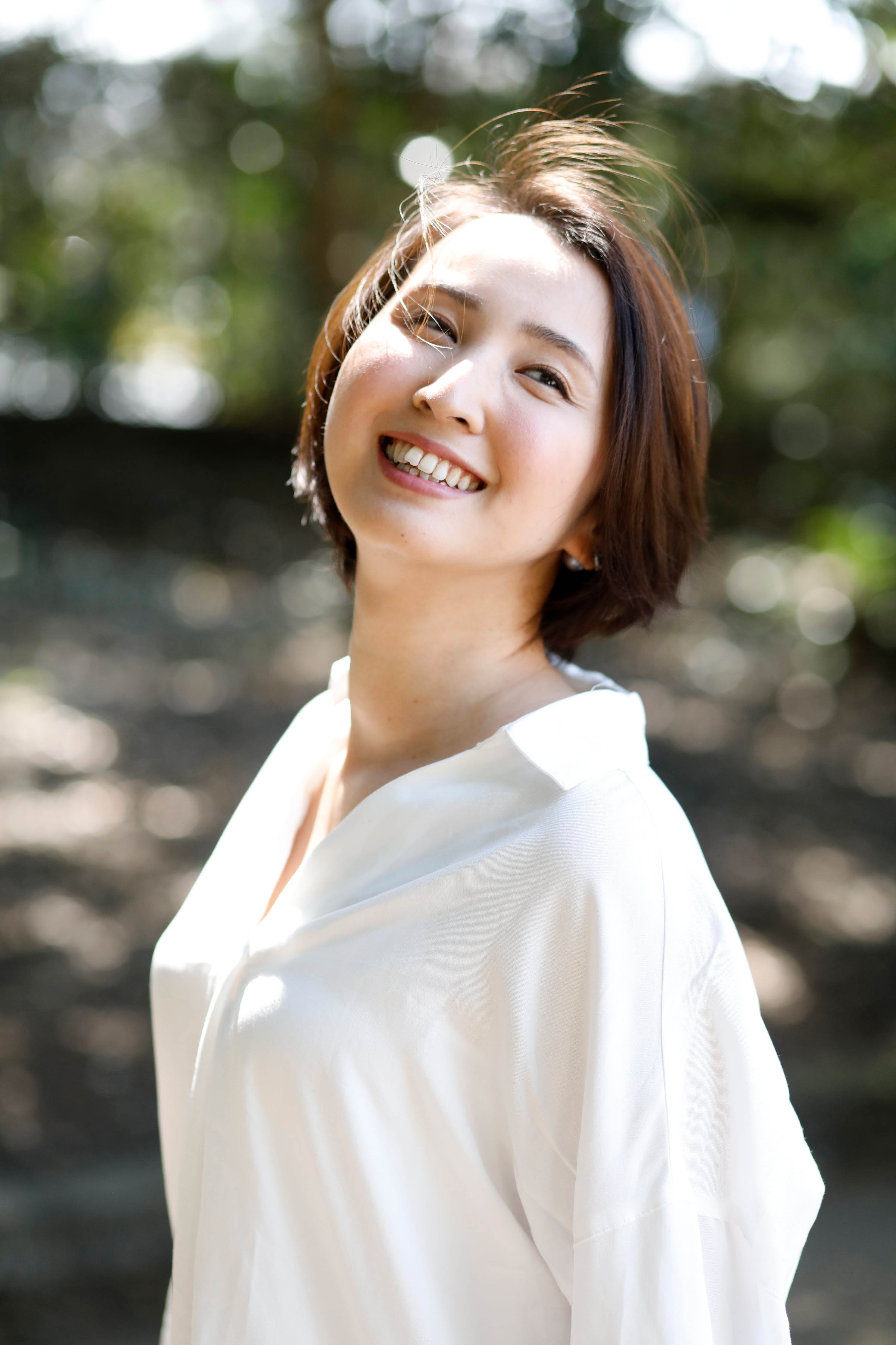 大人女子ポートレート　作品性を高めたプロフィール写真です　ロケフォト　さわやか