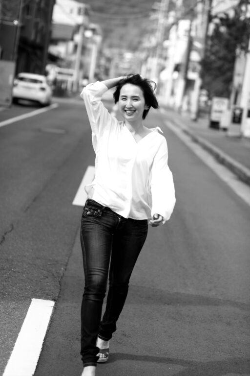 大人女子ポートレート　　作品性を高めたプロフィール写真です　ロケフォト　さわやか