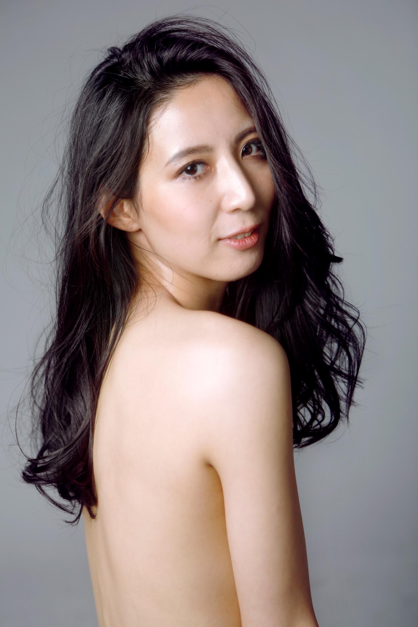 ソフトヌード　　作品性を高めたプロフィール写真です　スタジオ撮影