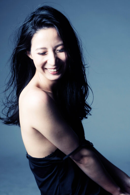 ソフトヌード　　作品性を高めたプロフィール写真です　スタジオ撮影