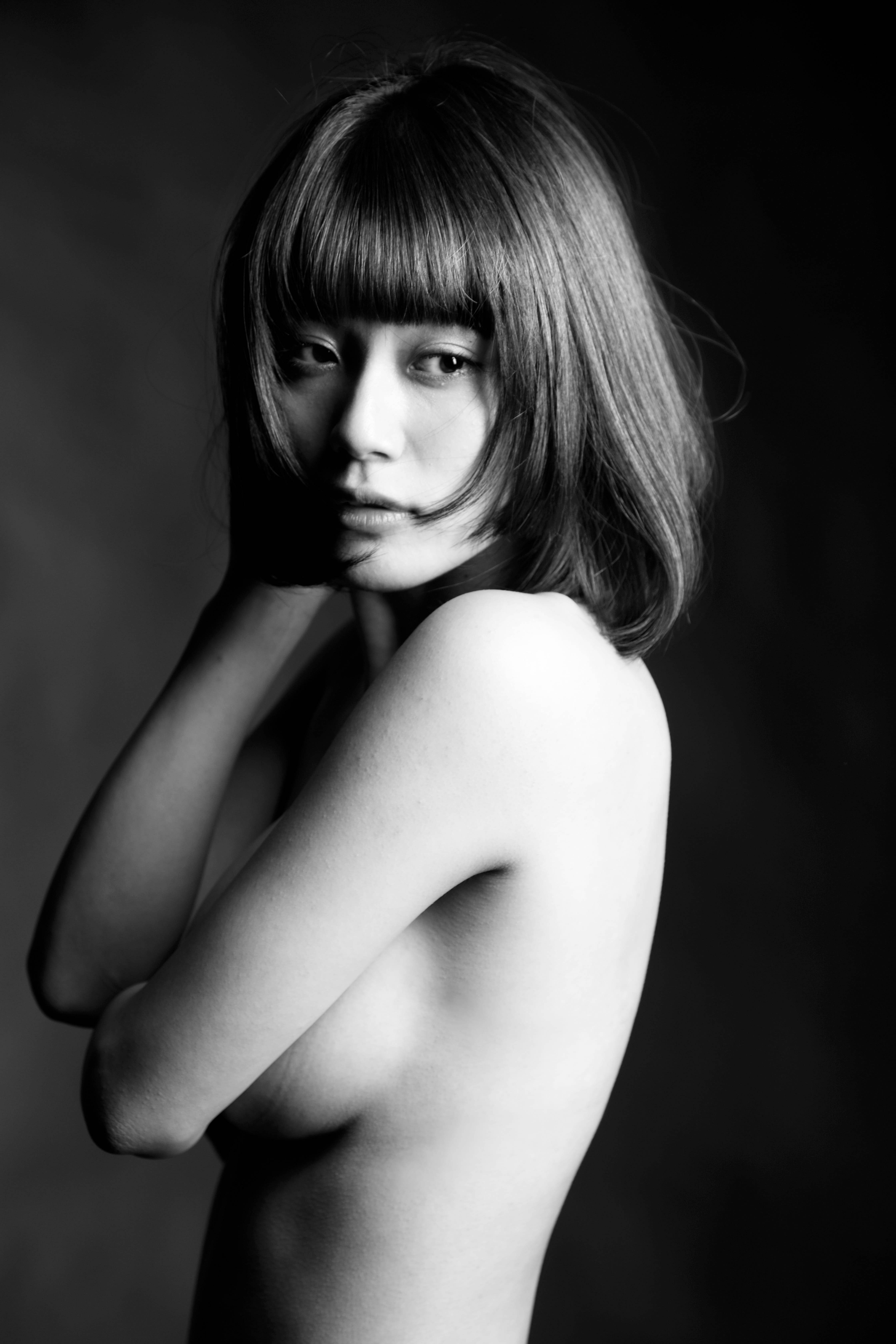 ソフトヌード　　作品性を高めたプロフィール写真です　スタジオ撮影