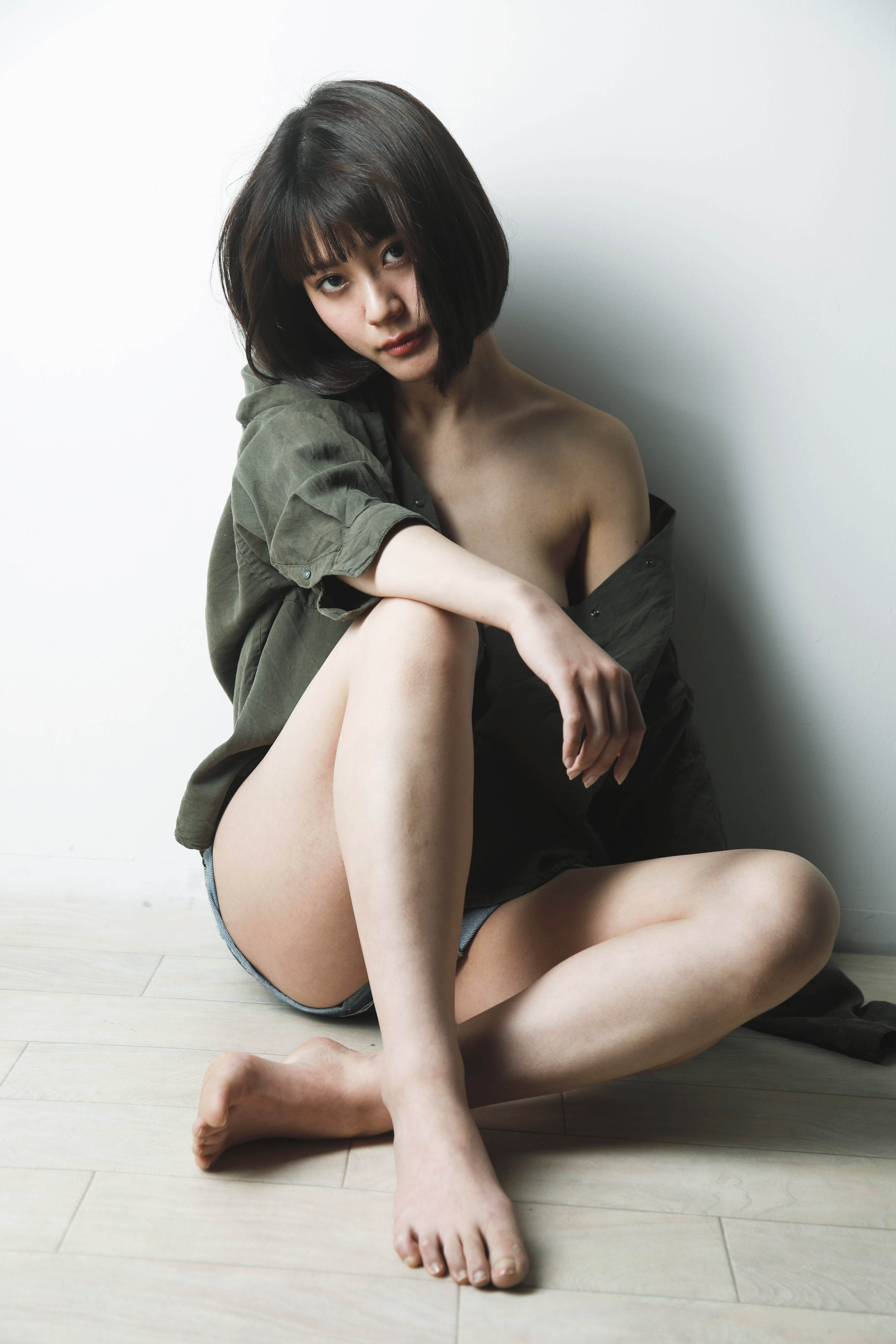 ソフトヌード　　作品性を高めたプロフィール写真です　スタジオ撮影