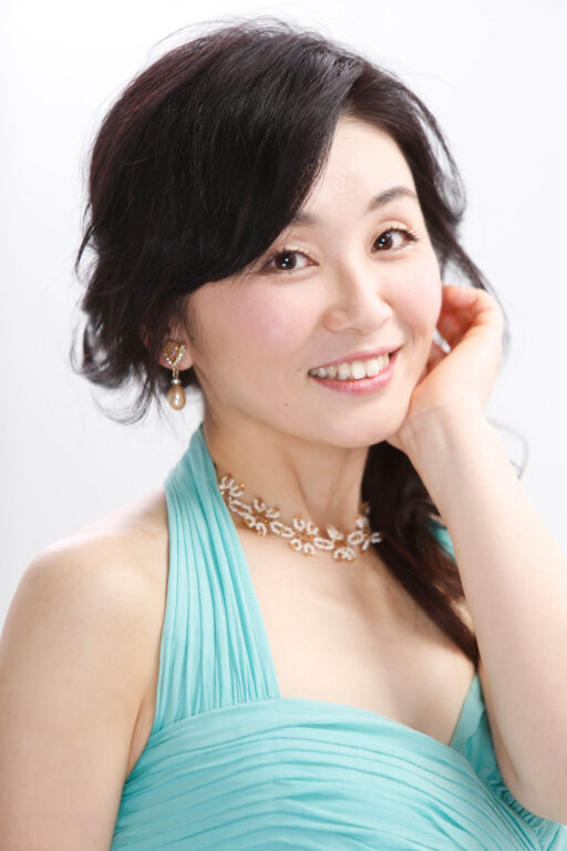 女性音楽家のポートレート写真　スタジオでプロフィール撮影