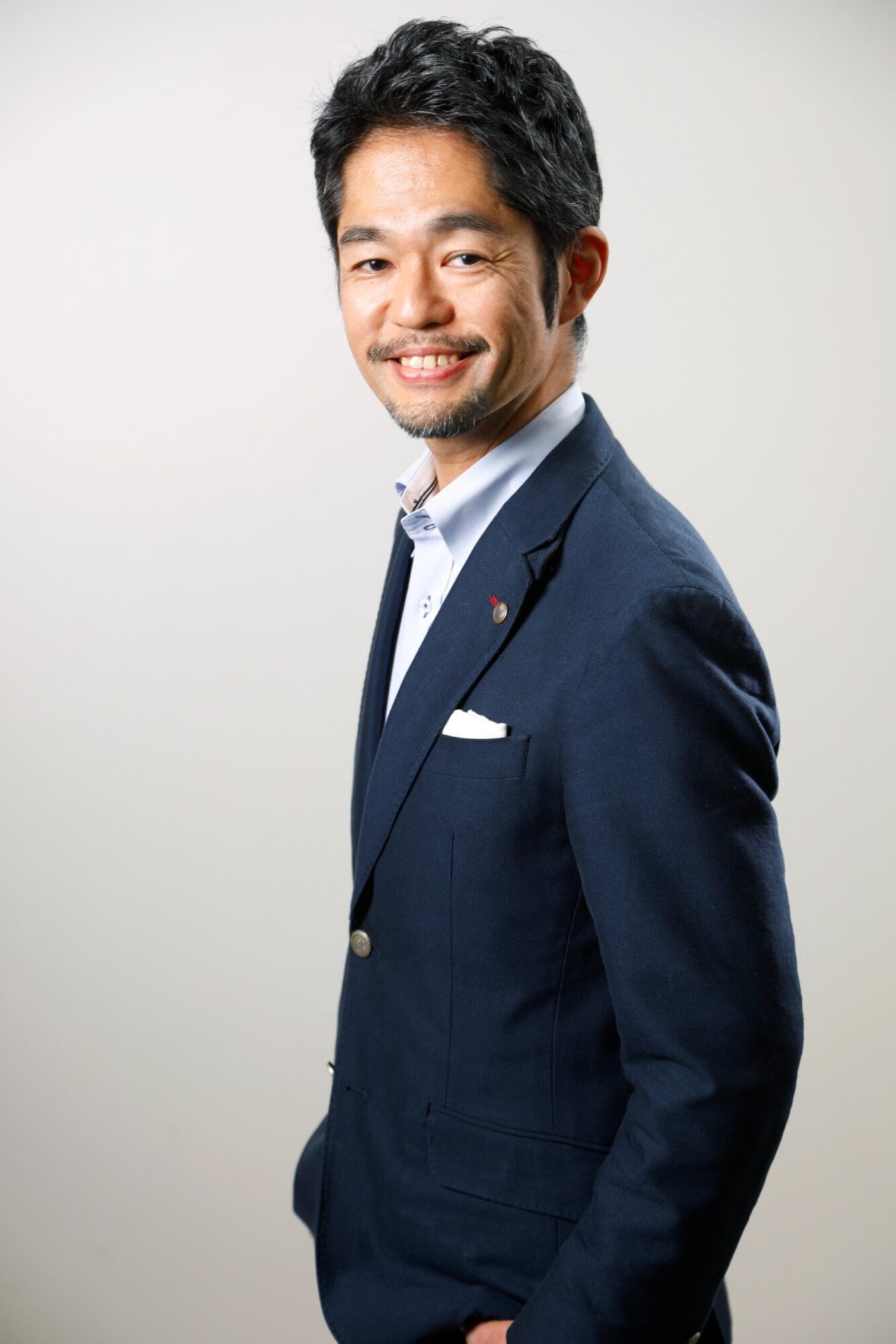 男性のプロフィール撮影　笑顔が優しい　自然な表情を引き出します