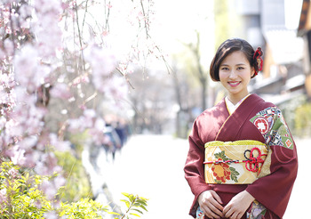 桜をバックに前撮り撮影