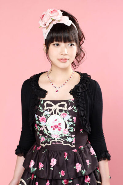 お出かけヘアメイク　パーティー前にメイクアップ