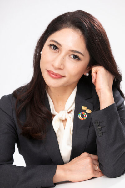 ビジネスプロフィール写真の服装　女性　ワンポイントのアクセサリー